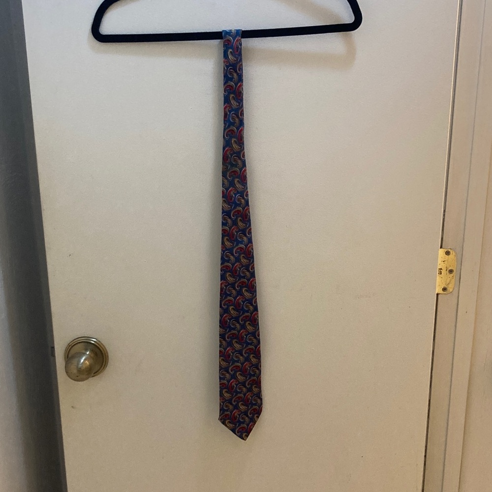 Elegant Blue and Red Patterned Tie